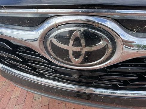 Used 2022 Toyota Highlander Limited image 4