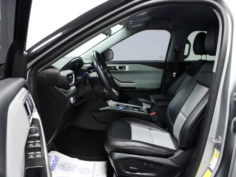 Used 2022 Ford Explorer XLT w/ Equipment Group 202A image 12