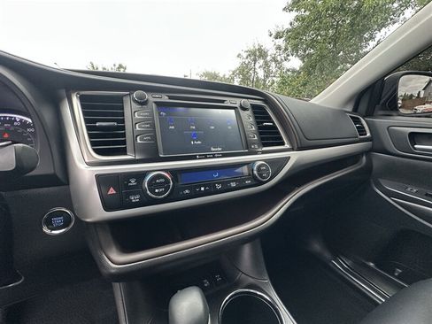 Used 2019 Toyota Highlander XLE AWD/4WD image 14