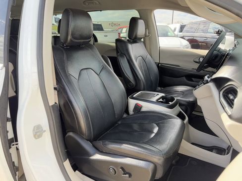 Used 2022 Chrysler Pacifica Touring-L w/ Uconnect Theater Family Group image 31