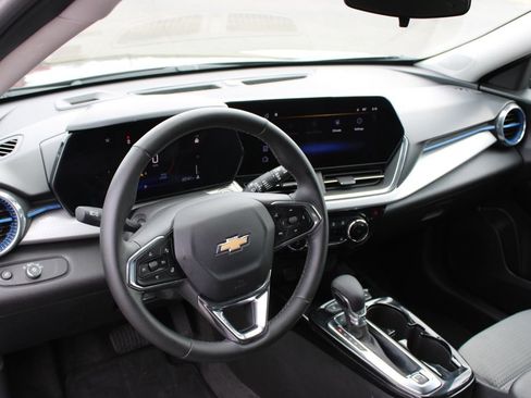 Used 2025 Chevrolet Trax LT w/ LT Convenience Package image 21