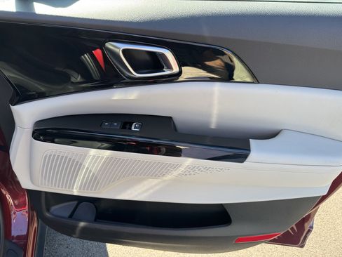 Used 2024 Kia Carnival EX image 28