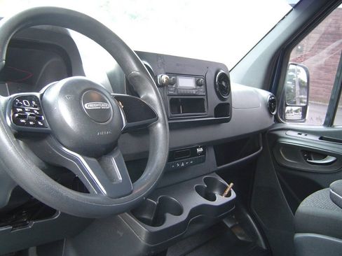 Used 2019 Freightliner Sprinter 2500 RWD image 11