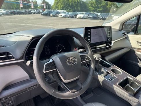 Used 2023 Toyota Sienna XLE image 10