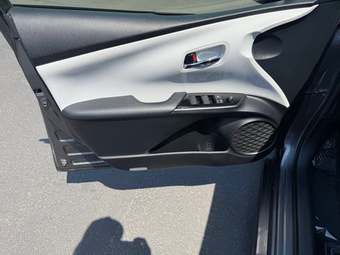 Used 2022 Toyota Prius LE FWD image 10