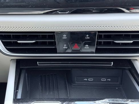 Used 2025 Volkswagen Atlas SE AWD/4WD image 39