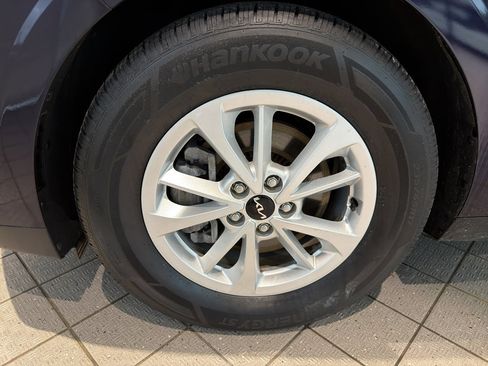 Used 2024 Kia Carnival LX FWD image 9