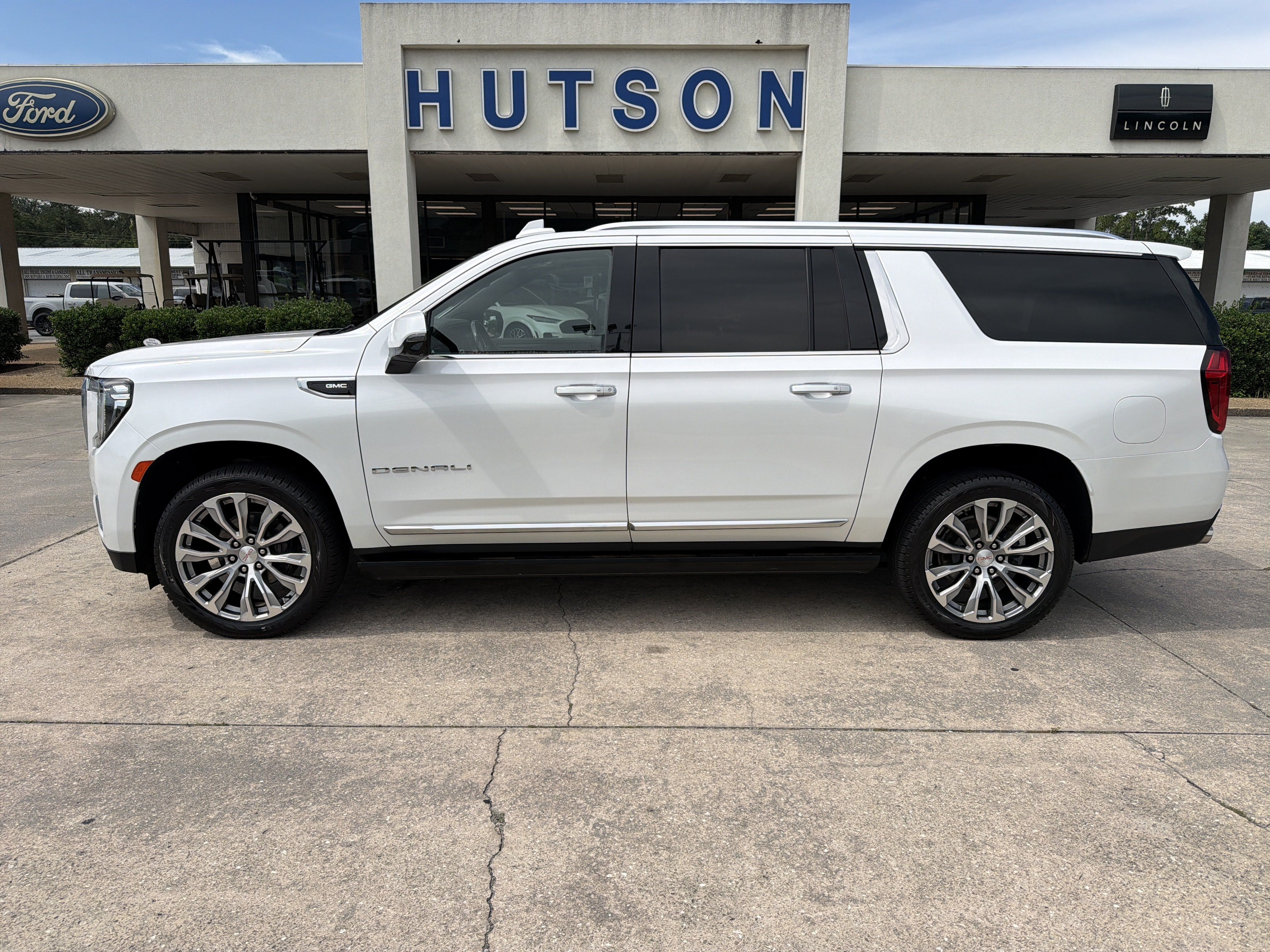 Used 2022 GMC Yukon XL Denali w/ Denali Premium Package AWD/4WD image 1