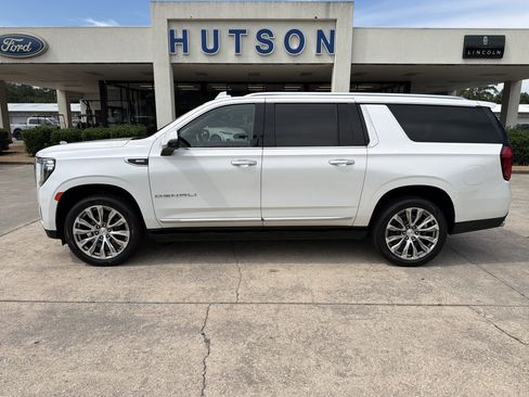 Used 2022 GMC Yukon XL Denali w/ Denali Premium Package AWD/4WD image 1