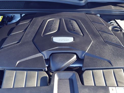 Certified 2022 Porsche Cayenne Platinum Edition image 26