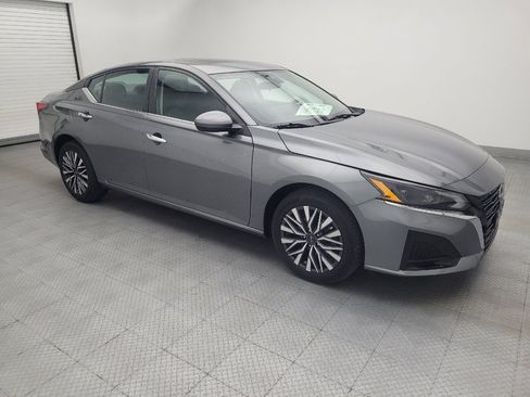 Used 2023 Nissan Altima 2.5 SV w/ SV Premium Package AWD/4WD image 11