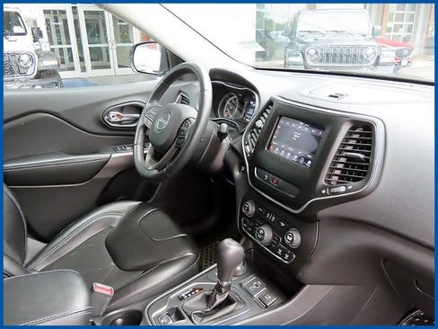 Used 2019 Jeep Cherokee Latitude Plus w/ Comfort/Convenience Group AWD/4WD image 8