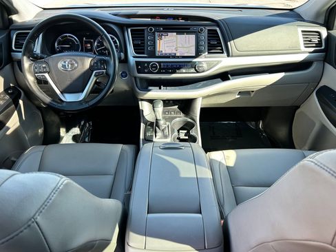 Used 2019 Toyota Highlander XLE image 23