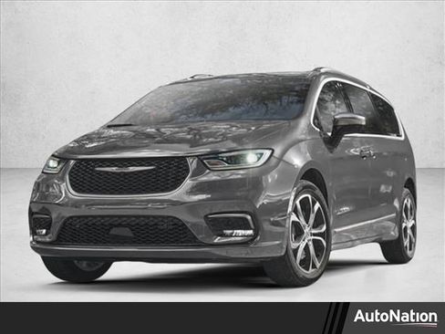 Used 2025 Chrysler Pacifica Limited image 1