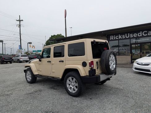Used 2012 Jeep Wrangler Unlimited Sahara AWD/4WD image 9