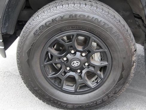 Used 2022 Toyota Tacoma SR5 w/ Technology Package image 35