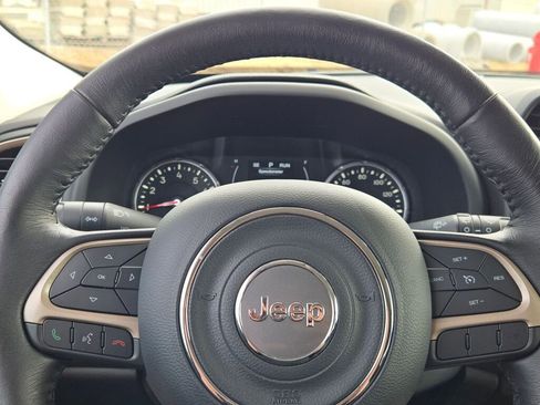 Used 2017 Jeep Renegade Latitude w/ Popular Equipment Group image 28