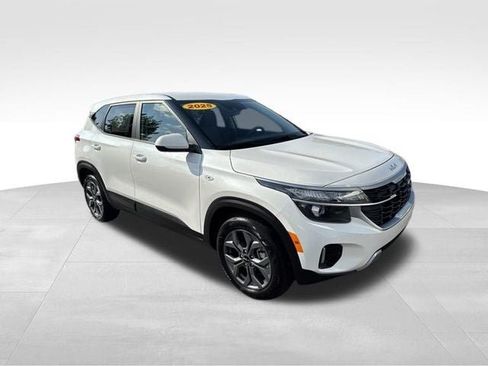 Used 2025 Kia Seltos LX AWD/4WD image 3