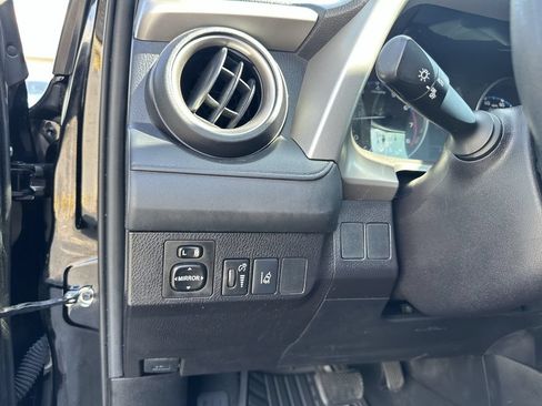 Used 2018 Toyota RAV4 LE FWD image 27