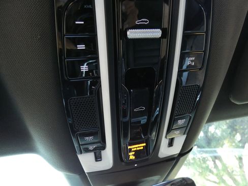 Used 2018 Porsche Panamera 4 image 76