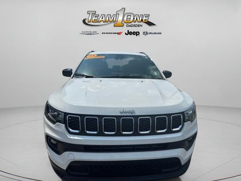 Used 2025 Jeep Compass Latitude AWD/4WD image 3
