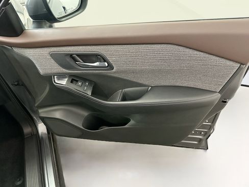 Used 2023 Nissan Rogue SV AWD/4WD image 32