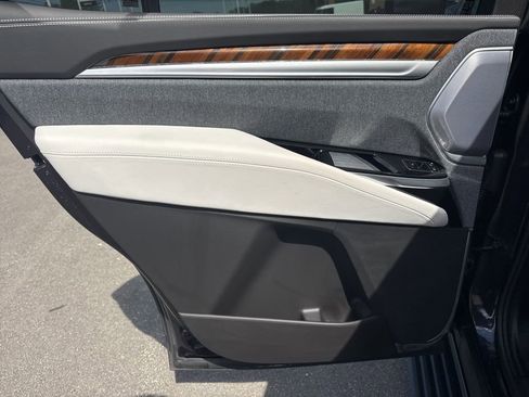 Used 2025 Cadillac Escalade Sport Platinum w/ LPO, Floor Liner Package AWD/4WD image 33