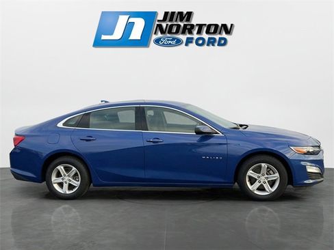 Used 2023 Chevrolet Malibu LT image 2
