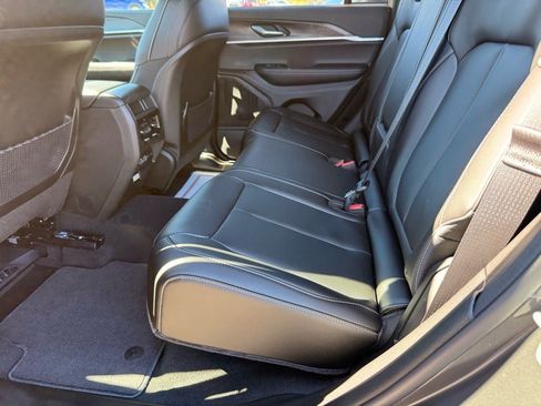 New 2025 Jeep Grand Cherokee Limited image 9