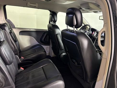 Used 2015 Chrysler Town & Country Touring-L image 38
