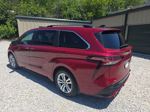 Certified 2023 Toyota Sienna XSE AWD/4WD image 4