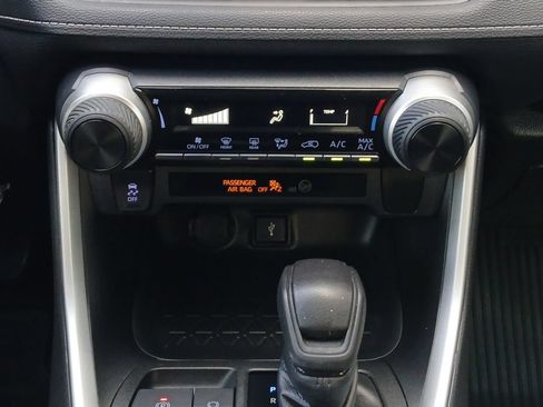 Used 2021 Toyota RAV4 LE FWD image 4