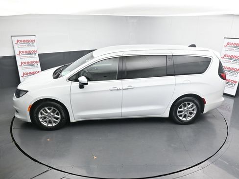 Used 2022 Chrysler Voyager LX image 27