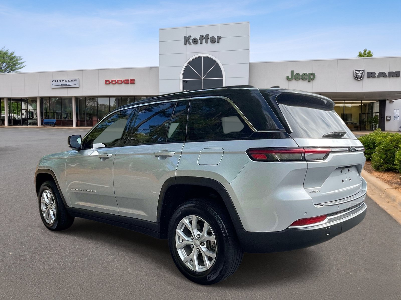Used 2023 Jeep Grand Cherokee Limited AWD/4WD image 4