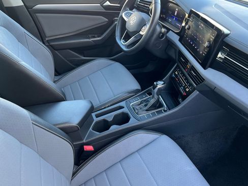 Certified 2025 Volkswagen Jetta SE image 15