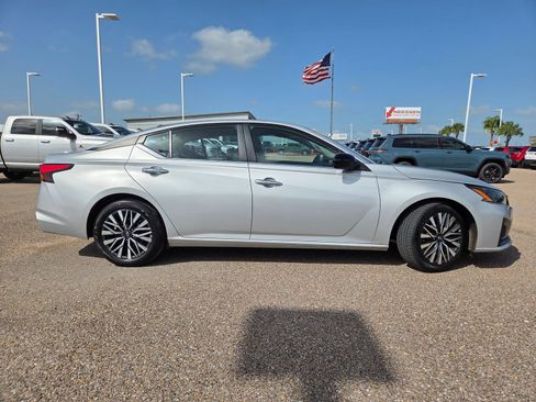 Used 2024 Nissan Altima 2.5 SV FWD image 9
