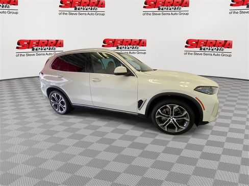 Used 2025 BMW X5 xDrive40i w/ Premium Package image 3