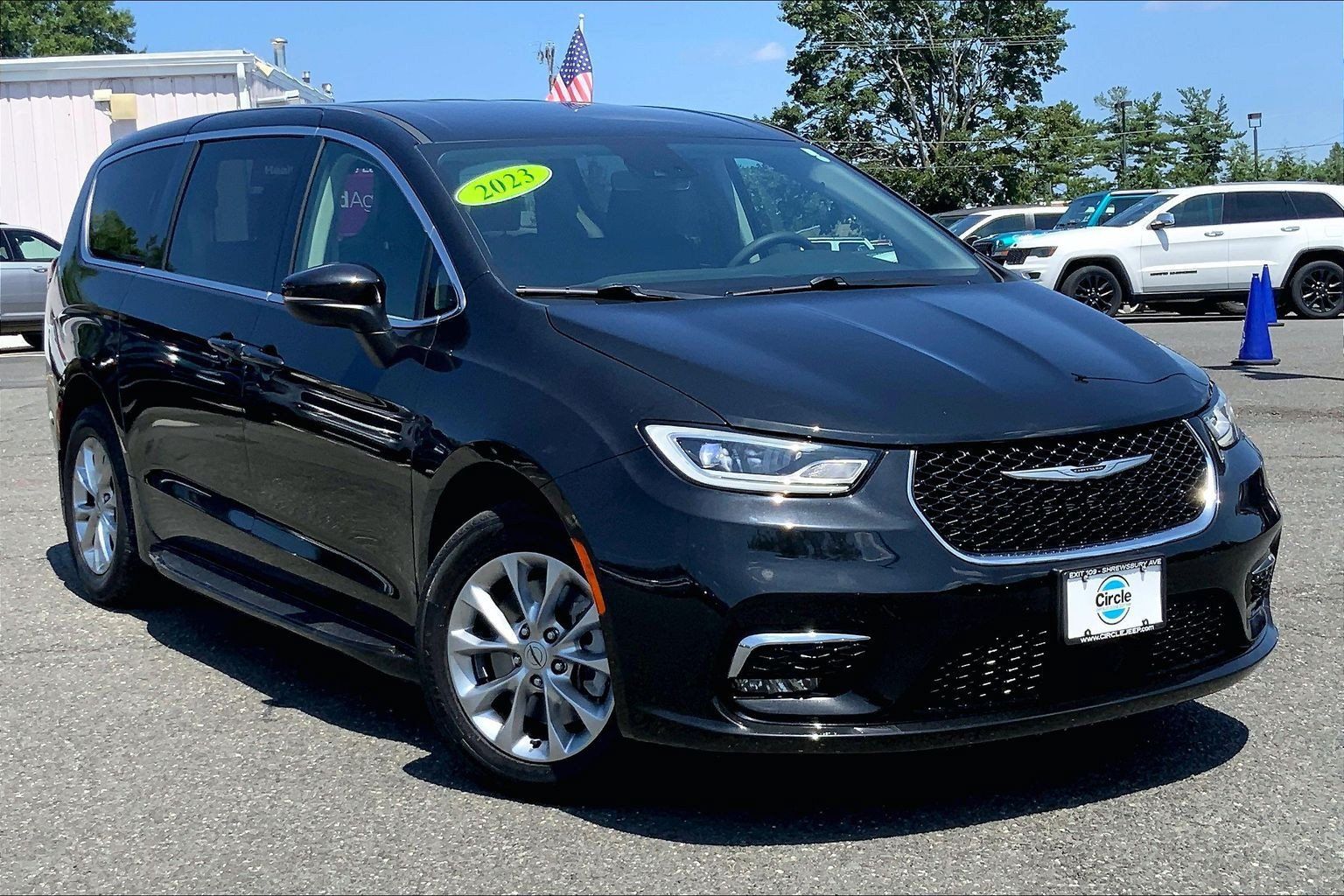 Certified 2023 Chrysler Pacifica Touring-L AWD/4WD image 2