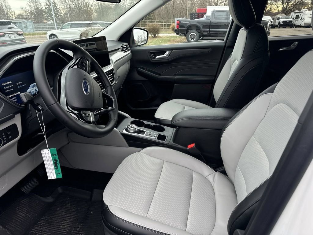 New 2025 Ford Escape SE FWD image 29