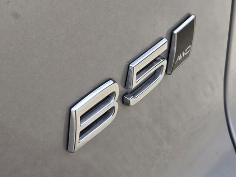 Used 2025 Volvo XC40 B5 Plus AWD/4WD image 14