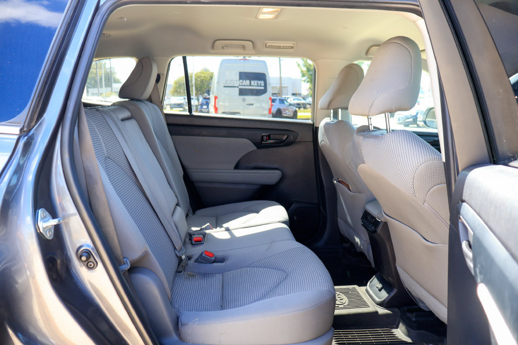 Used 2022 Toyota Highlander LE FWD image 10