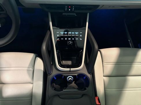 Certified 2025 Porsche Cayenne image 18