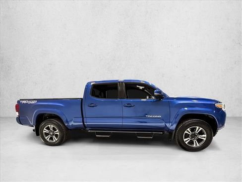 Used 2017 Toyota Tacoma TRD Sport image 4