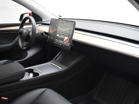 Used 2022 Tesla Model Y Long Range image 25