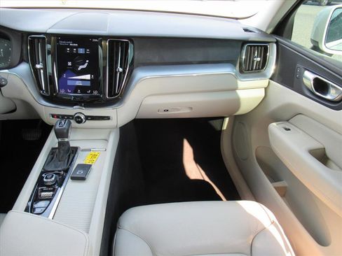 Used 2018 Volvo XC60 T6 Momentum w/ Convenience Package image 13