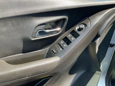 Used 2018 Chevrolet Trax LT w/ LT Convenience Package FWD image 21