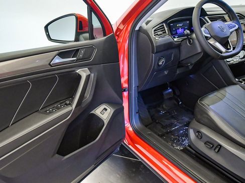 Used 2022 Volkswagen Tiguan SE w/ Panoramic Sunroof Package image 22