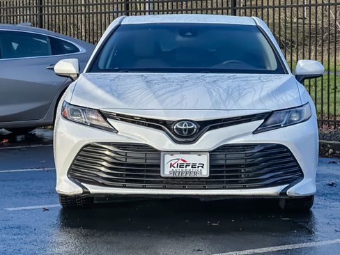 Used 2019 Toyota Camry LE image 9