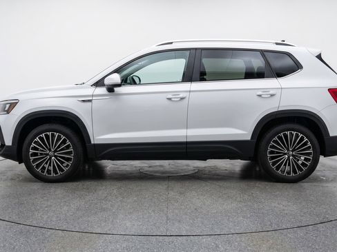 Used 2025 Volkswagen Taos SE FWD image 5