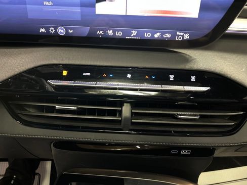 Used 2025 Buick Enclave Avenir w/ Super Cruise Package AWD/4WD image 19